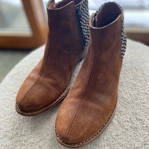 Gently worn The Root Collective boots. Beautiful and comfortable.